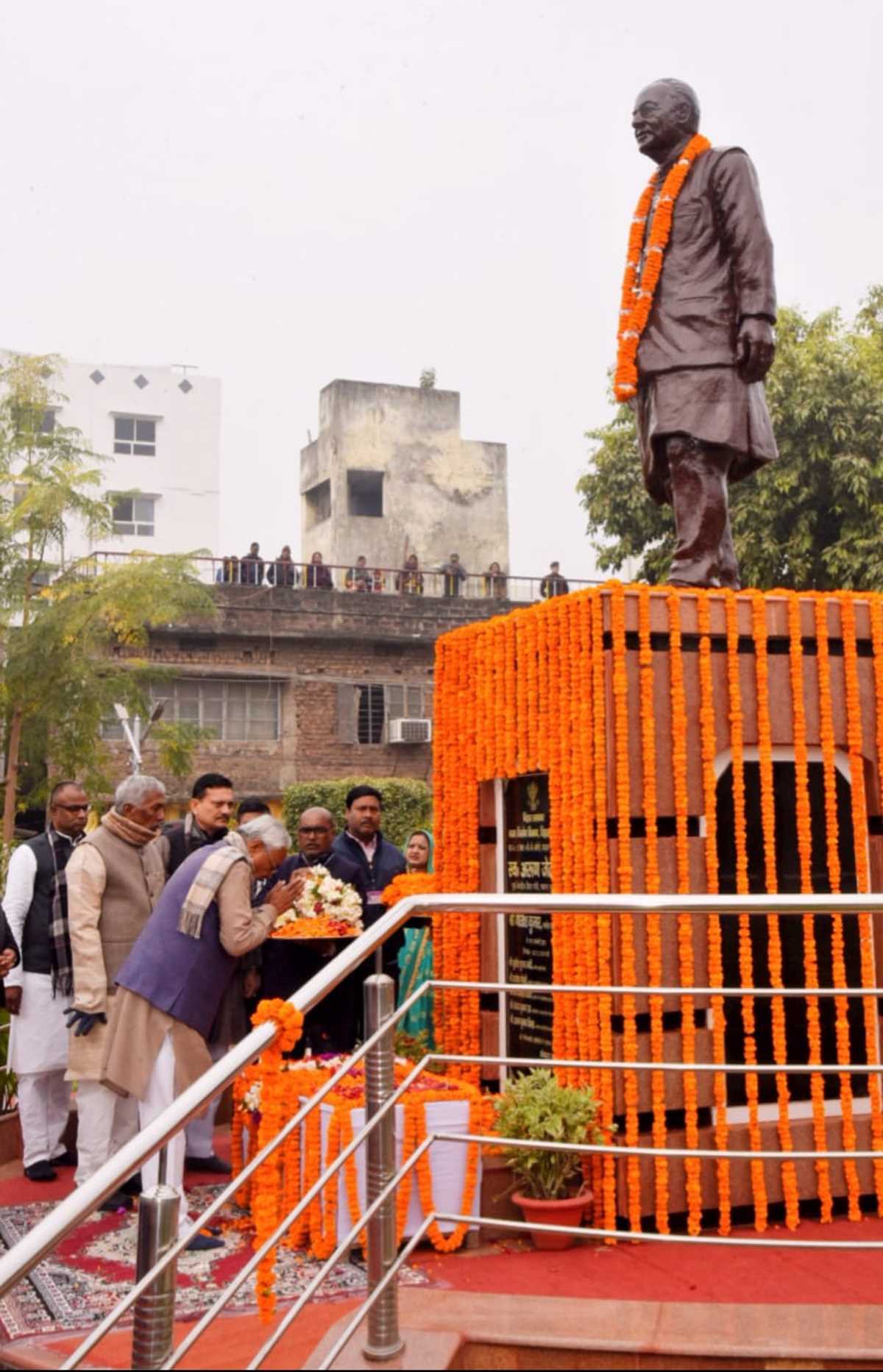 शराब के असली धंधेबाजों को पकड़ें : नीतीश